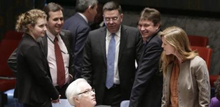 La embajadora de Estados Unidos, Samantha Power, habla con el embajador ruso Vitaly Churkin