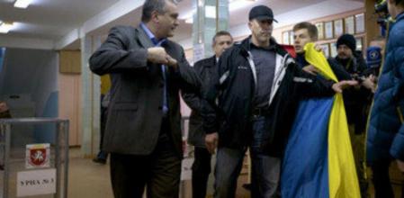 Partidarios de la permanencia de Crimea en Ucrania en la jornada de hoy del referéndum en la península ucraniana de mayoría prorusa