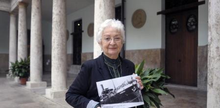 Helia González, de 79 años, sostiene la foto del Stanbrook, el barco donde huyó con su familia en marzo de 1939, mientras la República se derrumbaba.
