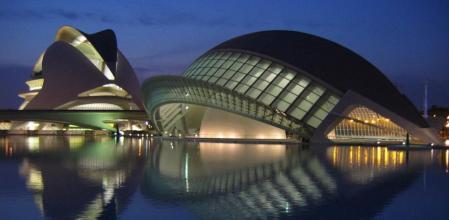 Vista nocturna de la Ciudad de las Artes y de las Ciencias