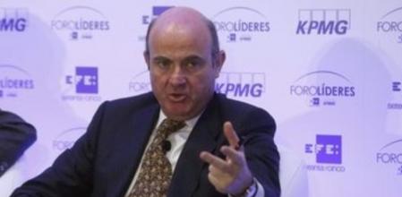 El ministro de Economía y Competitividad, Luis de Guindos, durante el primer Foro Líderes que organizan la Agencia EFE y KPMG, un encuentro que reúne a personalidades del mundo económico y empresarial.
