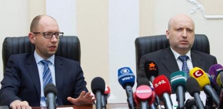 El primer ministro de Ucrania, Arseni Yatseniuk, y el presidente interino del país, Alexandr Turchínov