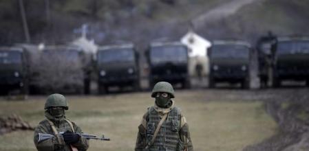 Hombres uniformados sin distintivo, presumiblemente prorrusos, en el exterior de una base ucraniana en Perevalnoye, en Crimea