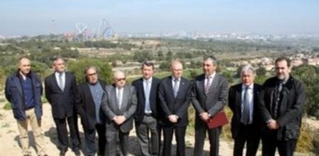 Los presidentes de las cámaras de Tarragona Reus, Valls y Tortosa, Pimec, la Cepta, los empresarios del Ebre y los secretarios generales de UGT, escenificando el frente común con PortAventura y los terrenos donde se ubicará BCN World al fondo