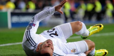 Jesé se duele en el suelo de su rodilla derecha