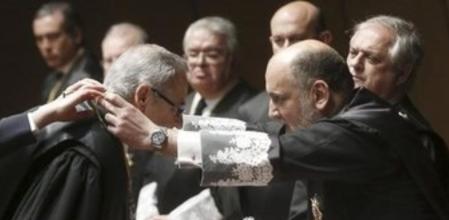 El presidente del Tribunal Constitucional (TC), Francisco Pérez de los Cobos (3d), durante el acto de toma de posesión hoy en Madrid del nuevo magistrado del TC Ricardo Enríquez Sancho (2i).