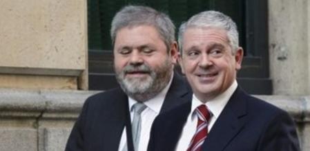 El presunto número dos de la trama Gürtel, Pablo Crespo (d), acompañado de su abogado, Miguel Durán, a su llegada a la Audiencia Nacional para declarar ante el juez Pablo Ruz, quien le preguntará, entre otras cosas, sobre si el acrónimo 