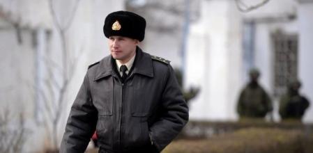 Un oficial ucraniano abandona la base Novoozerne después de ser tomada por fuerzas rusas
