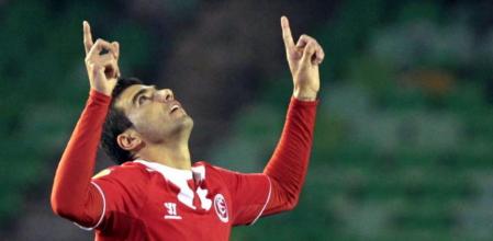José Antonio Reyes celebra el primer gol de la remontada ante el Betis en los octavos de final de la Europa League