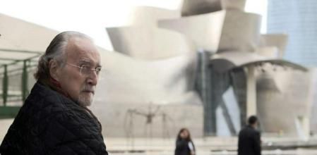 Iñaki Azkuna, alcalde de Bilbao, frente al Museo Guggenheim, junto a la ría de Bilbao, en enero de 2014