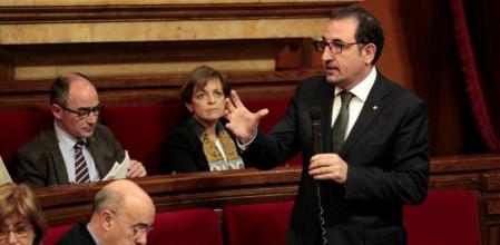 Ramon Espadaler, conseller del Interior, responde a las preguntas de los diputados en el Parlament durante una sesión de control al Govern