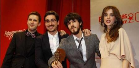 Els autors van rebre el guardó de la mà de Julián López i Leticia Dolera