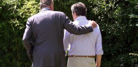 Fotografía facilitada por Adolfo Suárez Illana, tomada en Madrid el 17/07/08, del Rey Juan Carlos que pasea con Adolfo Suárez, primer presidente de la democracia que hizo posible la transición en España, durante la ceremonia privada celebrada en el domicilio del político en la que los Reyes le entregaron el Collar de la Insigne Orden del Toisón de Oro