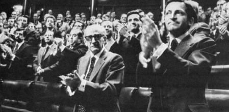 Adolfo Suárez aplaude después de que Las Cortes ratificaran la Constitución de 1978