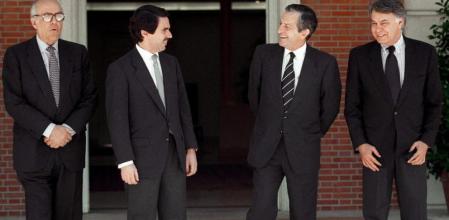 Concordia en Moncloa. Por un instante los cuatro primeros presidentes de la democracia olvidaron las tensiones en un encuentro en la Moncloa en 1997, durante la presidencia de Aznar, segundo por la izquierda. En imagen, Leopoldo Calvo Sotelo, más a la izquierda, Suárez y Felipe González