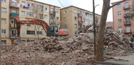 Los trabajos de derribo del primer bloque del proceso de esponjamiento de Ca n'Anglada