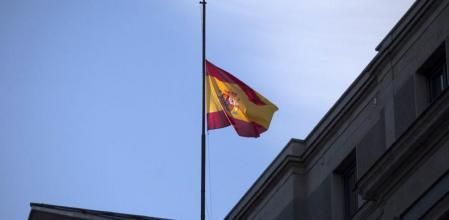 La bandera española a media asta en el Congreso por la muerte de Adolfo Suárez