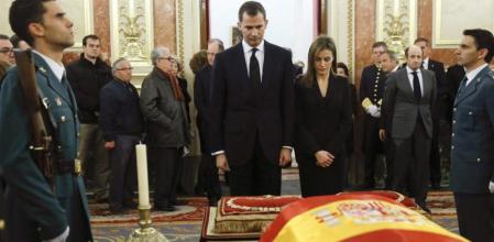 Los Príncipes de Asturias, Felipe y Letizia, ante el féretro del expresidente del Gobierno Adolfo Suárez