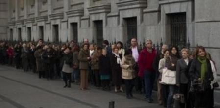 Imagen de las colas registradas en los alrededores del Congreso para acceder a la capilla ardiente del expresidente Afolfo Suárez
