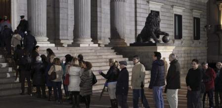Decenas de personas hacen cola para a la capilla ardiente del expresidente del Gobierno Adolfo Suárez