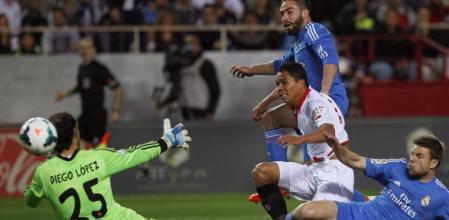 Carlos Bacca marca el primer gol del Sevilla al Real Madrid pese a la presión de Illarramendi y Carvajal