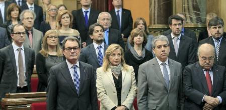 El president de la Generalitat, Artur Mas, durante un minuto de silencio en el Parlament por la muerte del expresidente español Adolfo Suárez