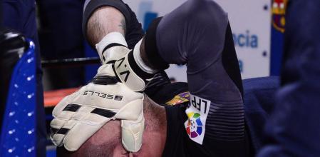 Valdés se echa las manos a la cabeza mientras se retira lesionado frente al Celta