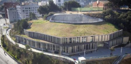 Cubierta vegetal de la Biblioteca Zona Nord en Ciutat Meridiana