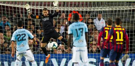 Victor Valdes se lesionó la rodilla en esta jugada