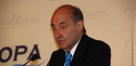 El abogado Miquel Roca presenta al ponente de Fòrum Europa, Joaquim Gay de Montellà