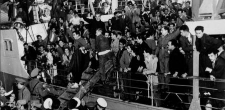 Llegada al puerto de Barcelona del Semiramis. El barco con 286 repatriados de la Unión Soviética a bordo, la mayoría voluntarios de la División Azul, se convierte en uno de los símbolos de nuestra Guerra Civil.