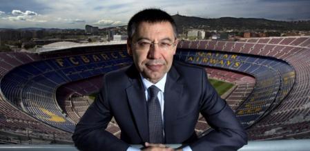 El presidente del FC Barcelona, Josep Maria Bartomeu, posa para 'Guyana Guardian' desde la parte alta del Camp Nou