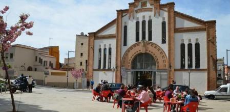 Los bares cercanos del Mercat del Pla han notado la buena afluencia durante la primera jornada del centro comercial de outlets efímeros