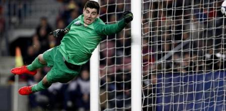 Thibaut Courtois realiza una estirada durante el partido entre el Barça y el Atlético de Madrid