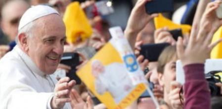 El papa Francisco saluda a varios fieles a su llegada a la audiencia general de los miércoles, en la Plaza de San Pedro, en la Ciudad del Vaticano