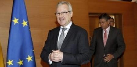 Ramón Luis Valcárcel (i) ha dimitido hoy como presidente del Gobierno de Murcia, tras 19 años al frente del Ejecutivo, para formar parte de la candidatura del PP a las elecciones al Parlamento Europeo del 25 de mayo.