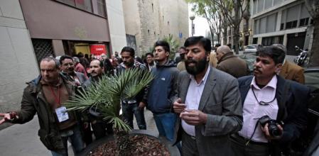 Mohamed Iqbal y un grupo de ciudadanos pakistaníes en el punto de votación de las primarias el día 29