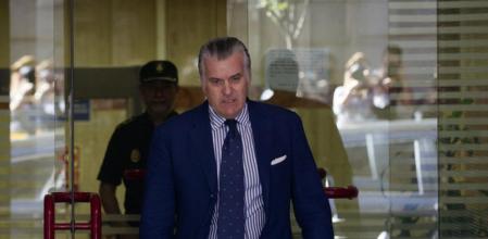 El extesorero del PP, Luís Bárcenas, sale de la Audiencia Nacional tras comparecer ante el juez Ruz el pasado junio de 2013