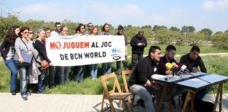 El presidente territorial de ICV, Jordi Collado; el portavoz de la Plataforma Aturem BCN World, Joan Pons, y el diputado de la CUP Quim Arrufat, este martes en rueda de prensa en Salou