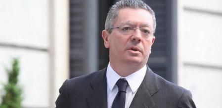 El ministro de Justicia, Alberto Ruiz-Gallardón, accede al Congreso de los Diputados