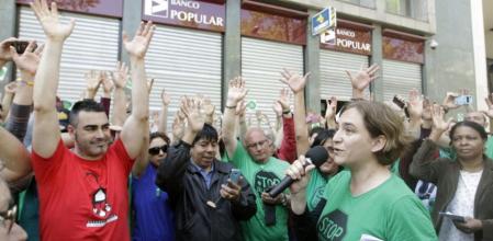 La portavoz de la PAH, Ada Colau, habla a sus compañeros durante el bloqueo a 12 oficinas del Banco Popular en Barcelona