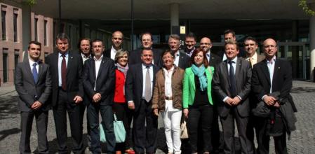 La alcaldesa de Cabrils, Avelina Morales, acude a la Ciutat de la Justícia con el apoyo dele president de la AMC, Miquel Buch, y otros alcaldes de la comarca del Maresme