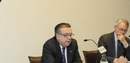 El jurista y padre de la Constitución, Miguel Herrero y Rodríguez de Miñón, durante una conferencia en el Cercle d'Economia