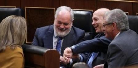 El recién anunciado candidato del PP a las elecciones europeas, Miguel Arias Cañete, felicitado por sus compañeros en el Congreso