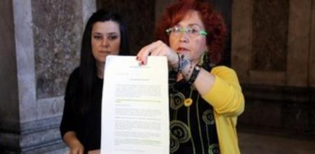 Las diputadas Hortènsia Grau (ICV-EUiA) e Isabel Vallet (CUP) muestran el recurso que han presentado ante el Consell de Garanties Estatutàries sobre BCN World