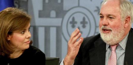 La vicepresidenta del Gobierno, Soraya Sáenz de Santamaría y el ministro de Agricultura y candidato del PP al Parlamento Europeo, Miguel Arias Cañete, durante la rueda de prensa posterior a la reunión del Consejo de Ministros