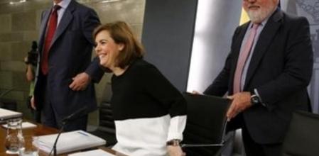 La vicepresidenta del Gobierno, Soraya Sáenz de Santamaría, el ministro de Agricultura y candidato del PP al Parlamento Europeo, Miguel Arias Cañete (d) y el titular de Industria, José Manuel Soria, al inicio de la rueda de prensa posterior a la reunión del Consejo de Ministros celebrada esta mañana en el Palacio de La Moncloa.