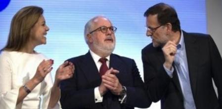 El presidente del Gobierno, Mariano Rajoy (d), junto a la secretaria general del PP, María Dolores de Cospedal, y el ministro de Agricultura, Alimentación y Medio Ambiente y próximo cabeza de lista del PP a las elecciones europeas, Miguel Arias Cañete (c), en el acto de presentación oficial de su candidatura para los comicios europeos del 25 de mayo, celebrado hoy en Toledo.