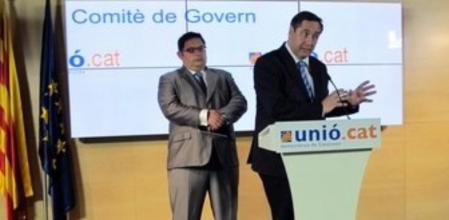 El conseller de Agricultura, Josep Maria Pelegrí, en rueda de prensa junto al número dos de la lista de CiU a las europeas, Francesc Gambús