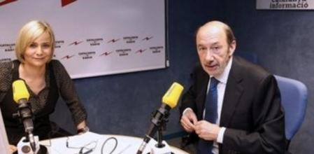 Fotografía facilitada por el PSOE de su líder, Alfredo Pérez Rubalcaba, durante su intervención hoy en Catalunya Radio donde ha declarado que llevará al Congreso una propuesta de reforma de la Constitución tras las europeas de mayo, partidario de crear un espacio de diálogo que aglutine a partidos y autonomías, y en una estrategia que cree comparte Josep Antoni Duran Lleida (UDC).